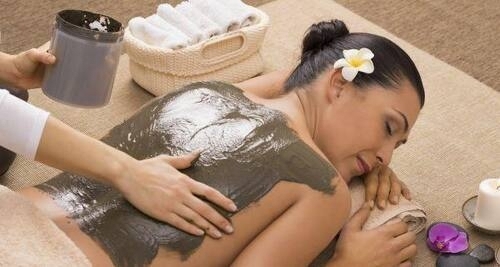 Seaweed Body Wrap During Pregnancy – Is it Safe? A beautiful woman enjoying seaweed body wrap